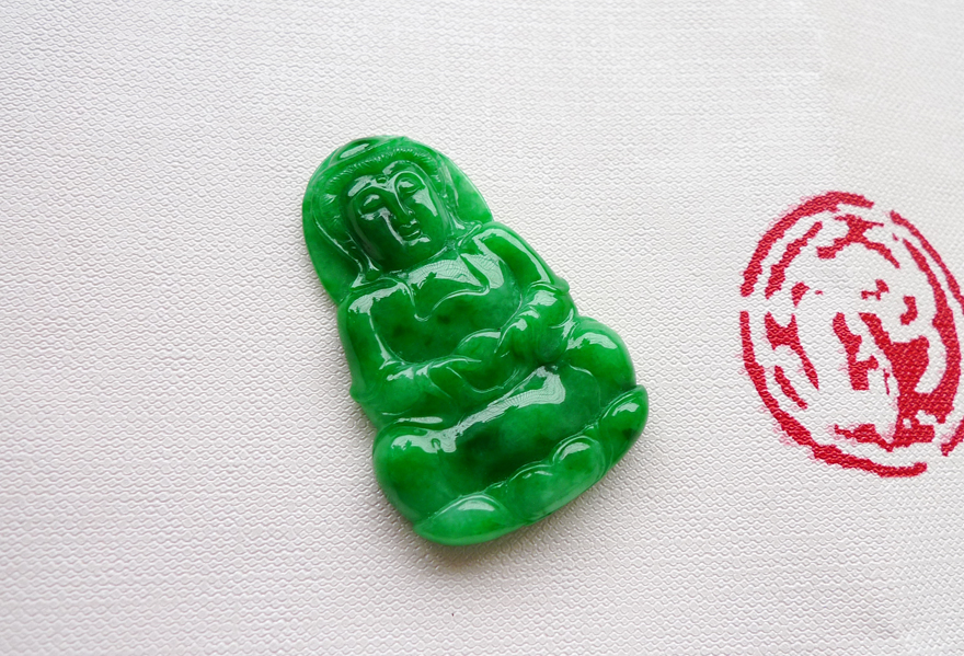 a货翡翠阳绿观音挂件12.28g 扬美福临门