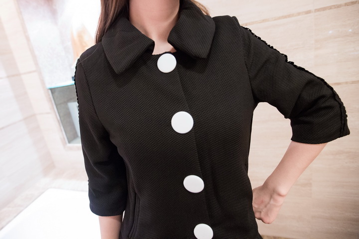 方式,让整件yy瞬间提升好几个档次~简单的大扣子设计, 扣子有点分量的