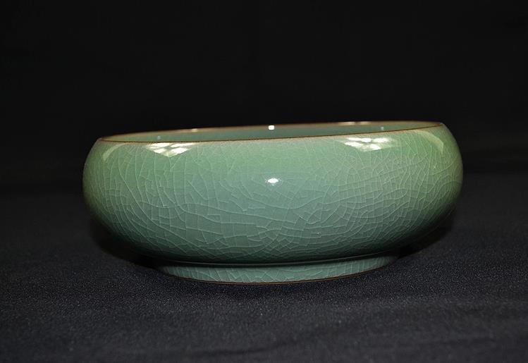 哥窑青瓷以瑰丽,古朴,的纹处片为装饰手段,例如冰裂纹,蟹爪纹,牛毛纹