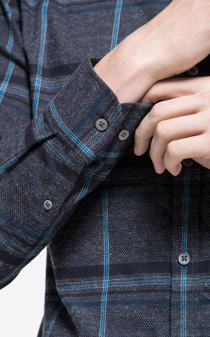 可调节扣袖口设计