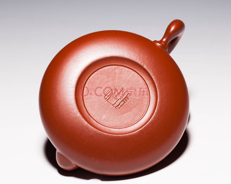 本作品采用宜兴纯天然原矿紫砂朱红砂又称朱砂经由作者本人亲自用传统