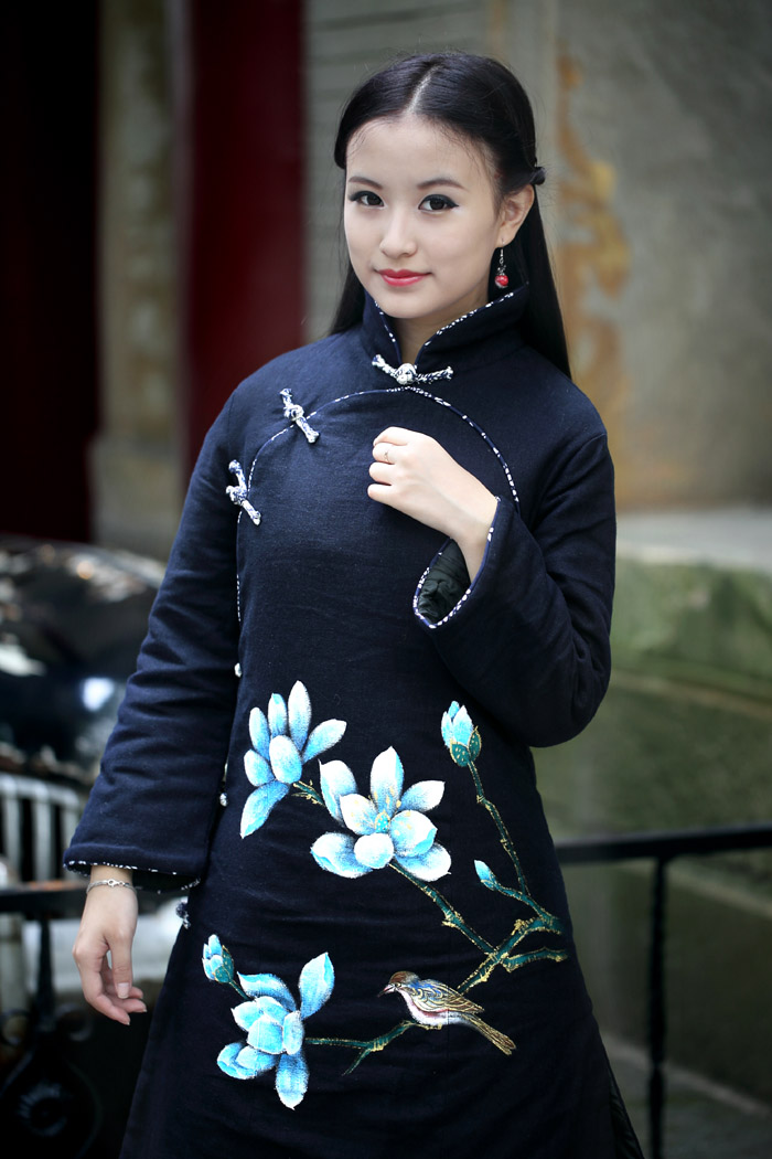 有着平缓的自然肩线,下摆宽阔,长至下腿.整体外形典雅,非常有女人味