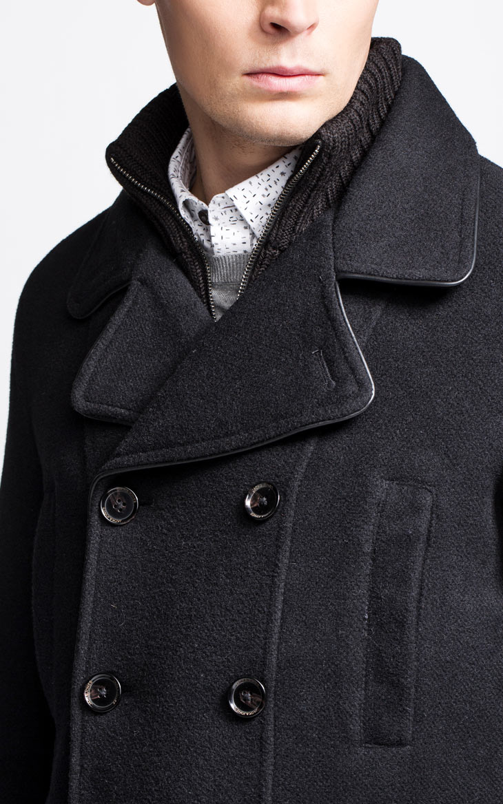 经典平驳翻领,皮革包边装饰