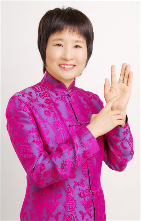 王晨霞,被誉为"掌纹诊疗第一人".