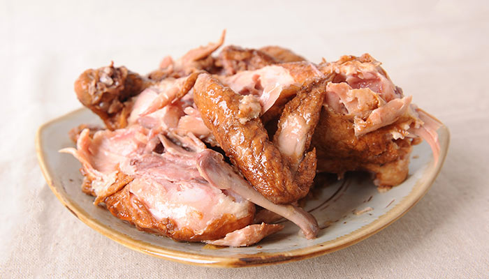 精选优质白条鸡,使用特制老汤和香辛料,采用独特酱卤技艺煮制而成