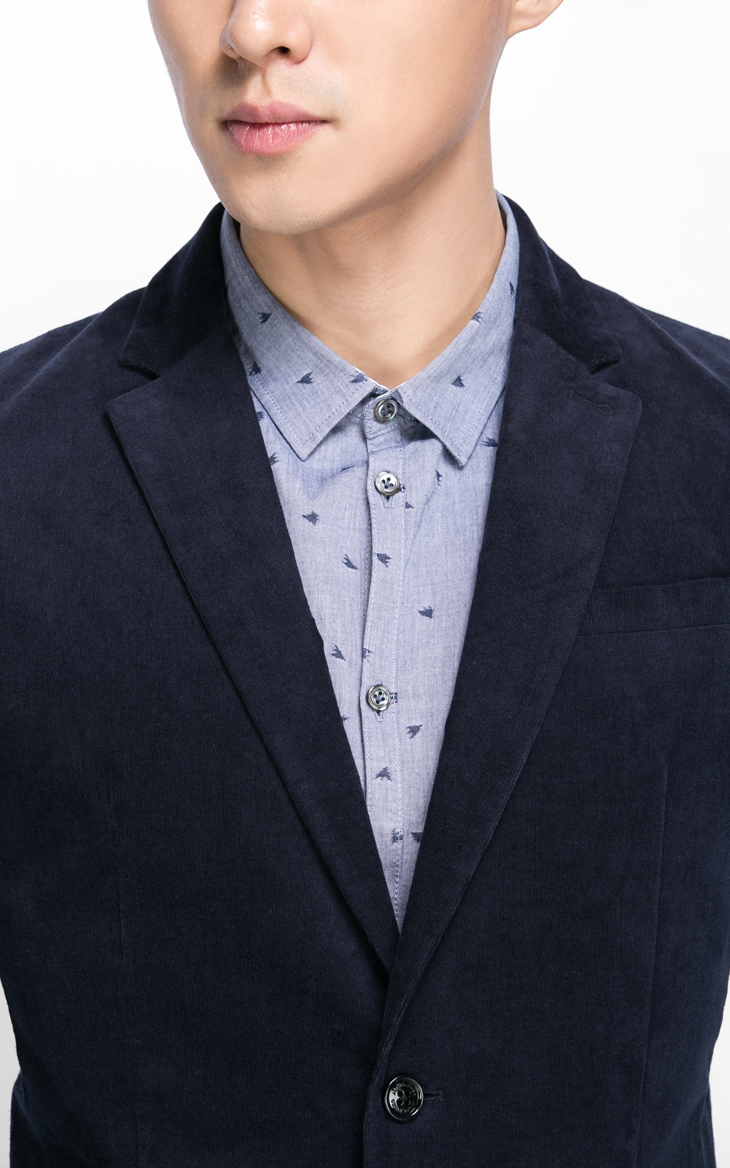 经典平驳领型,两粒单排扣