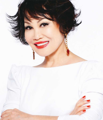 拥有传奇经历的美籍华人靳羽西女士,是当之无愧的时尚权威,家喻户晓