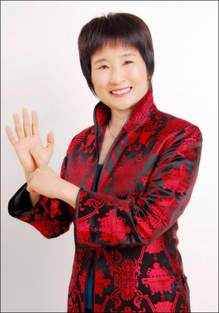 王晨霞,被誉为"掌纹诊疗第一人".