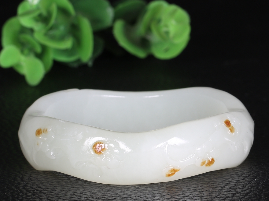 安徽省玉雕大师韩帅作品和田玉梅花手镯重67.5247克内径56.