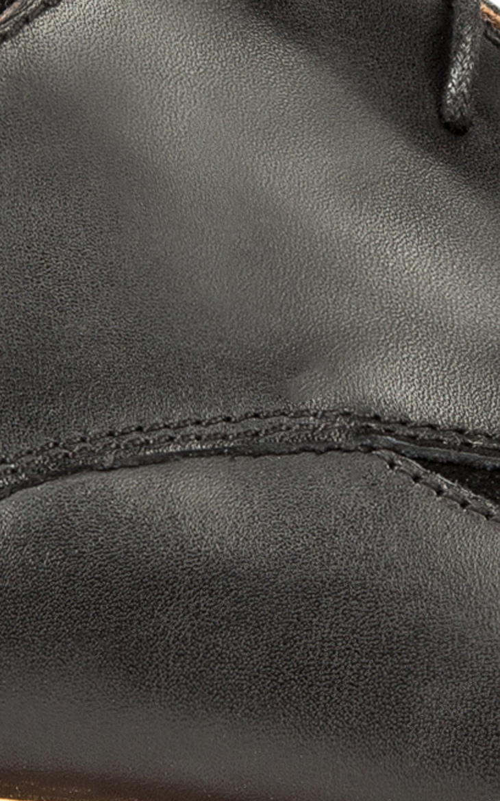 精选优质头层牛皮为原材料,皮质光滑细腻,色泽清新自然,质感优良