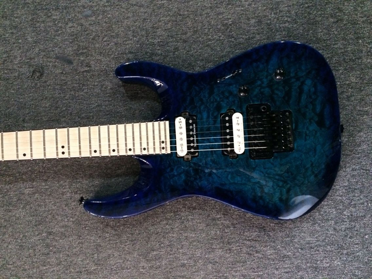 包括floyd-rose琴桥(摇杆系统)和双线圈拾音器的采用,琴把则改为更薄