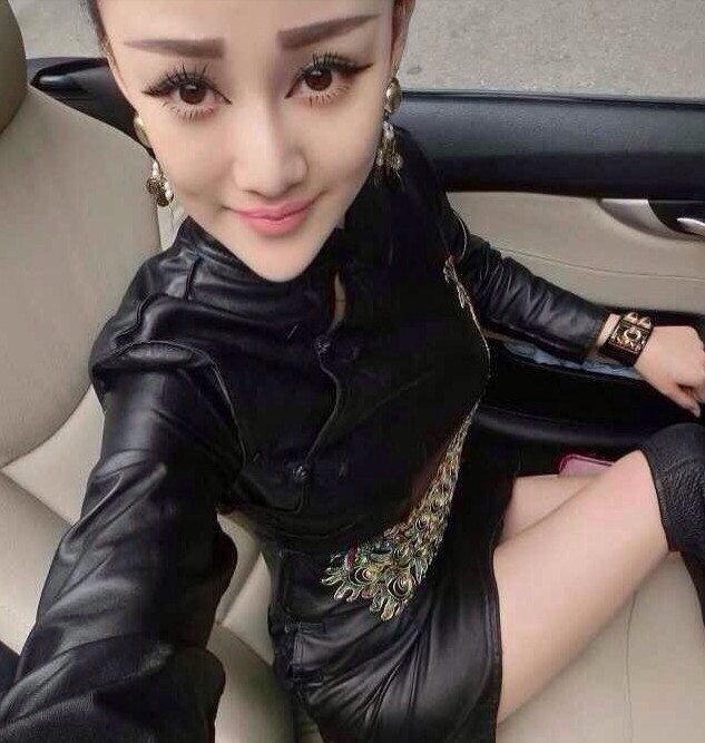 
                                        英诗雅 2018春秋新款复古PU皮盘扣孔雀女修身显瘦包臀旗袍性感夜店皮连衣裙1858 黑色 L                