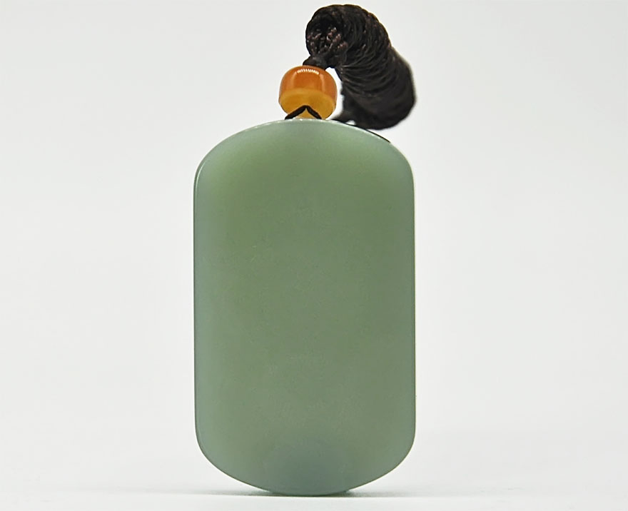 该件藏品为和田玉碧玉鸟牌挂件,陈小林先生碧玉鸟牌作品,玉质纯净