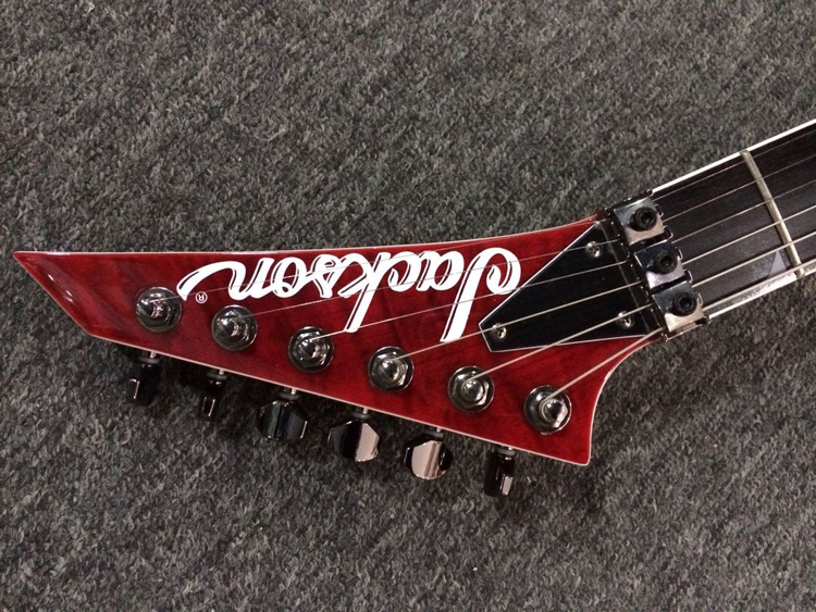 包括floyd-rose琴桥(摇杆系统)和双线圈拾音器的采用,琴把则改为更薄
