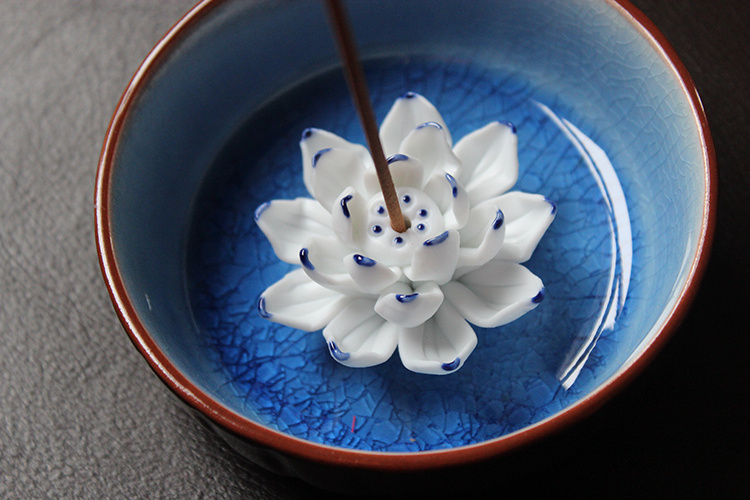 
                                        中彩家居 三用陶瓷莲花香盘香插香炉 塔香盘香线香香盘沉香檀香手工捏制 圆形浅蓝色                