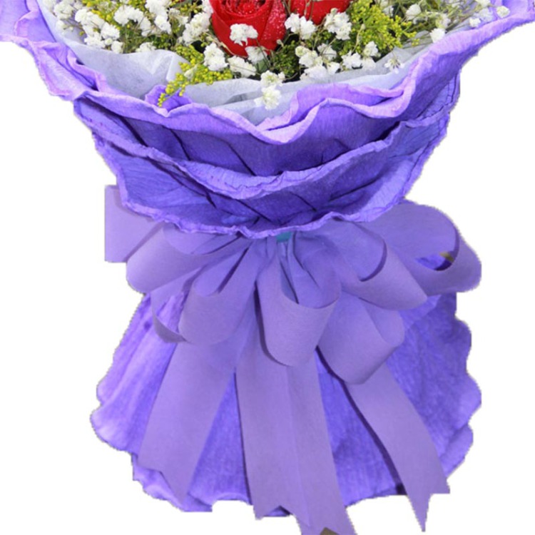 七夕 花材包装:11枝红玫瑰,满天星,黄莺搭配,内衬白色棉纸,外用紫色卷