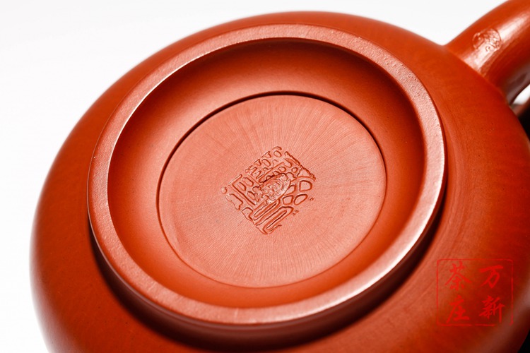 本作品采用宜兴纯天然原矿紫砂朱红砂又称朱砂经由作者本人亲自用传统
