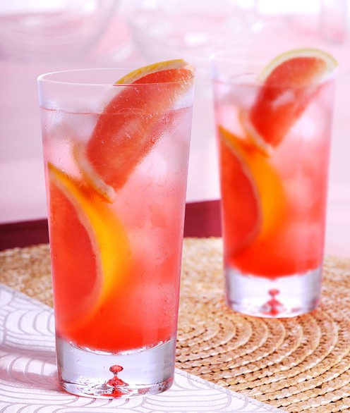 商品介绍:  原料:1份法国灰雁伏特加,1份莫林西柚糖浆,3份屈臣氏汤力