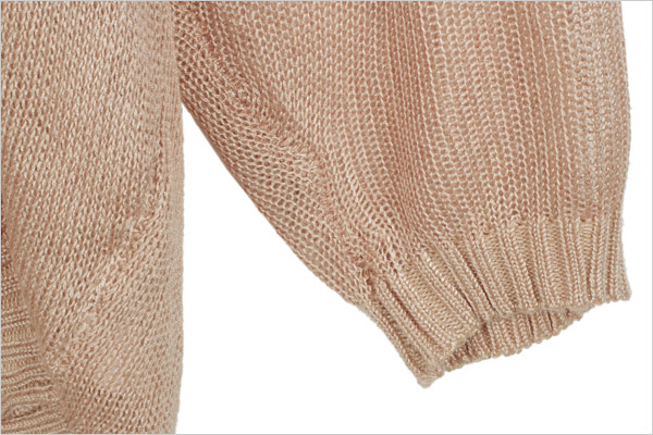 袖口细节:具有节奏感的罗纹纹路与衣身的麦穗花纹形成对比,增强衣服