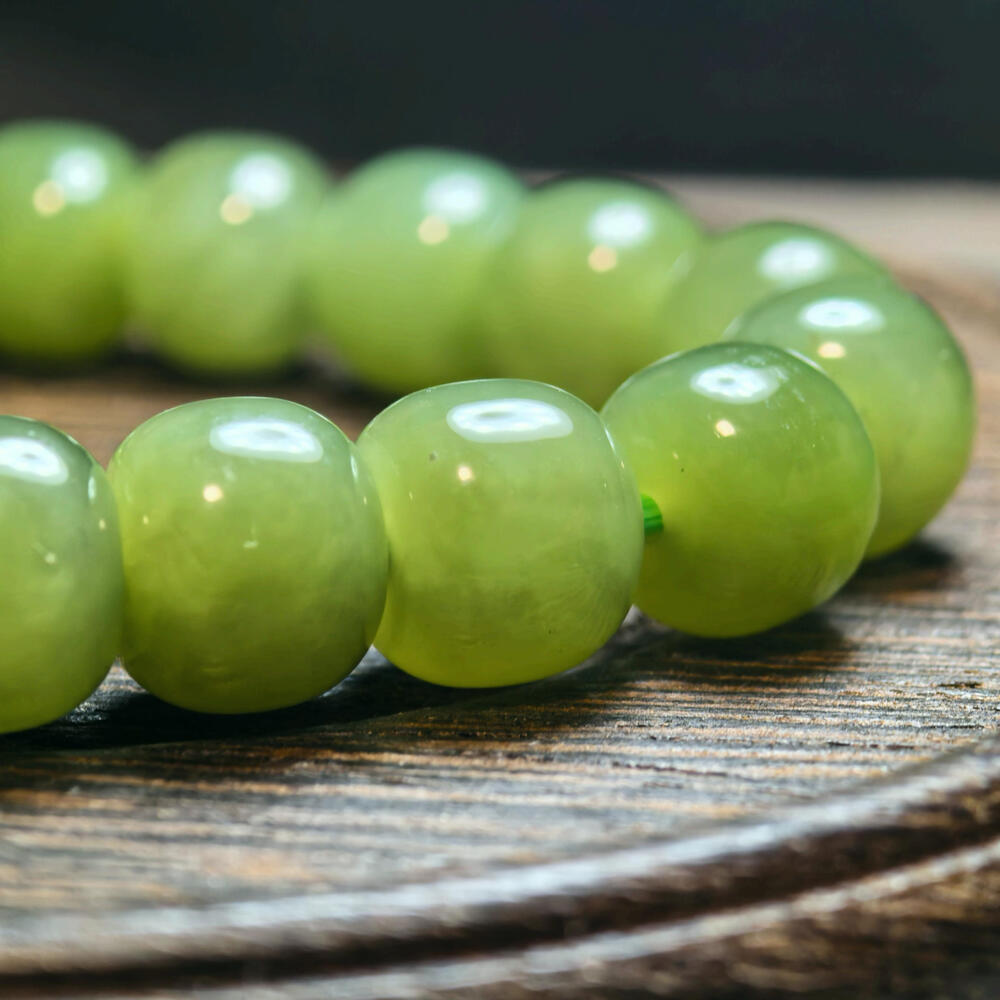 zl0267和田玉湖水绿切面手串