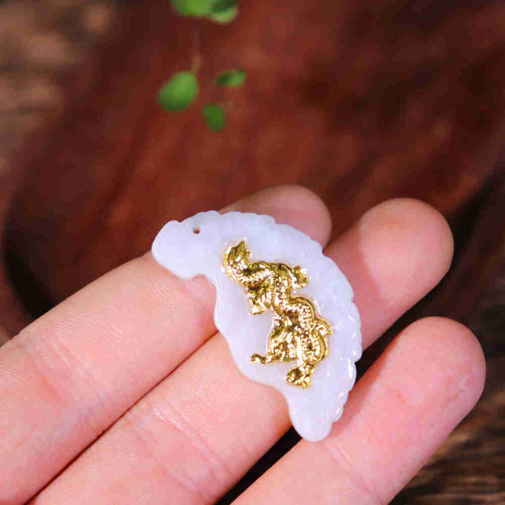 cq101 足金镶嵌翡翠飞龙月牙吊坠