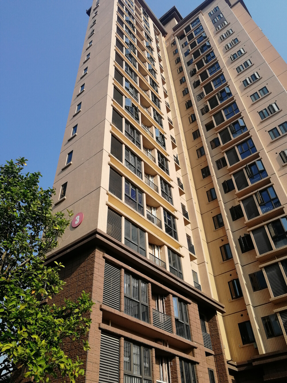 第一次拍卖深圳市龙岗工业区坑梓镇深业御园3号楼404房产