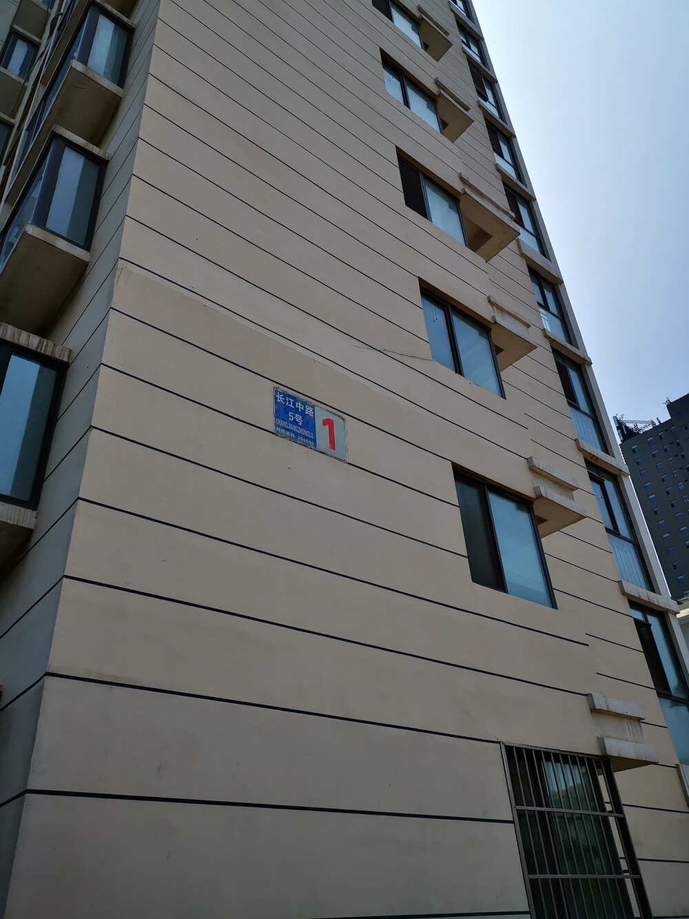 青岛市黄岛区长江中路5号内1栋1单元502户房地产