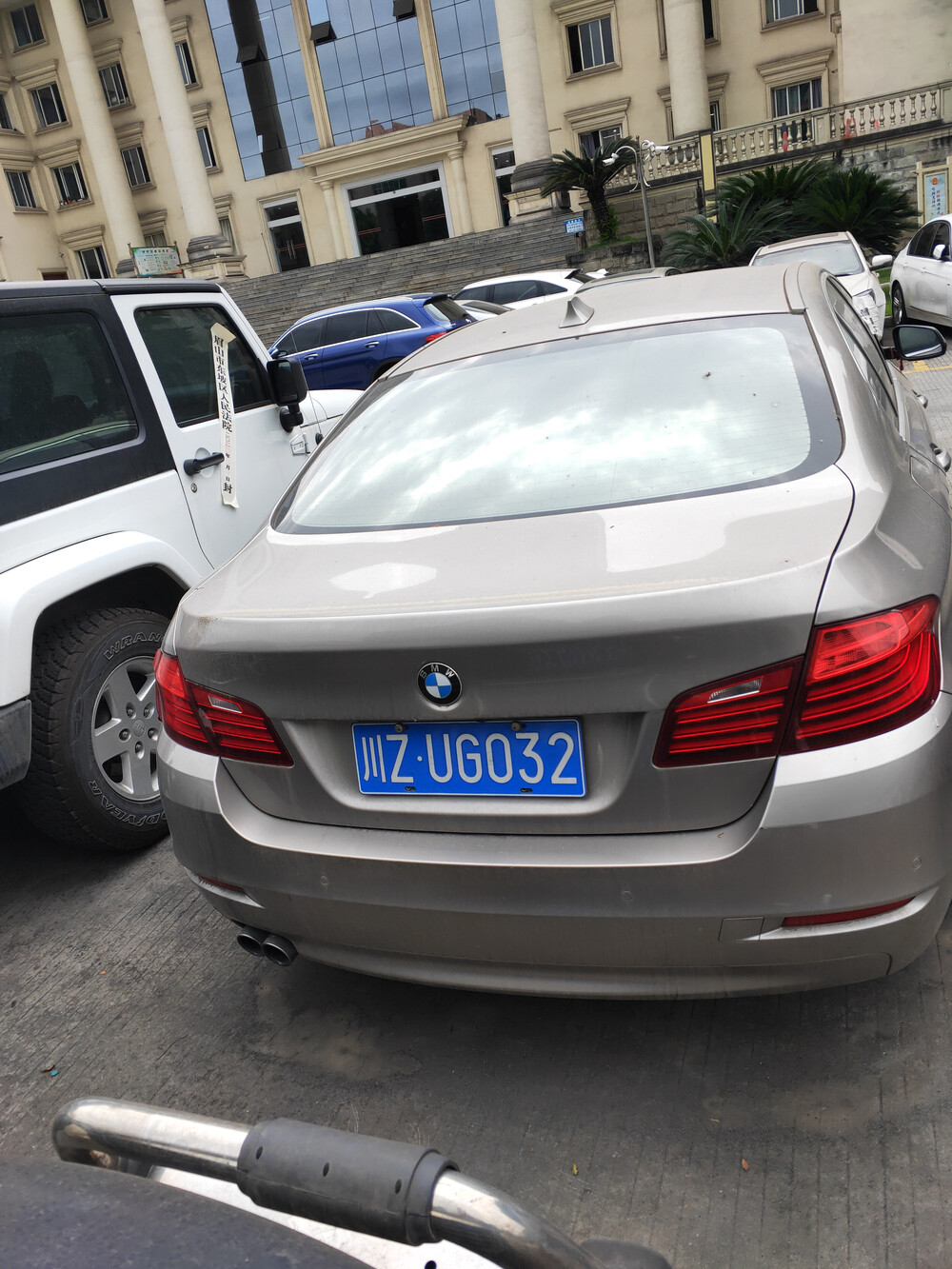 车牌号为川zug032宝马5系小型普通客车一辆