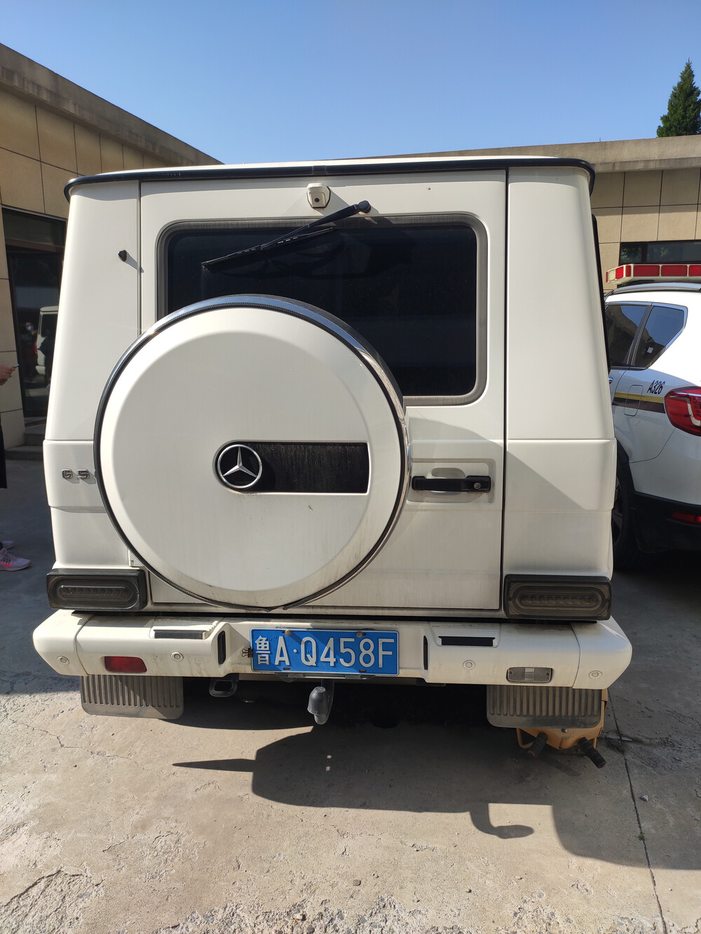 关于拍卖鲁aq458f梅赛德斯-奔驰wdcyc3gf小型越野客车的公告