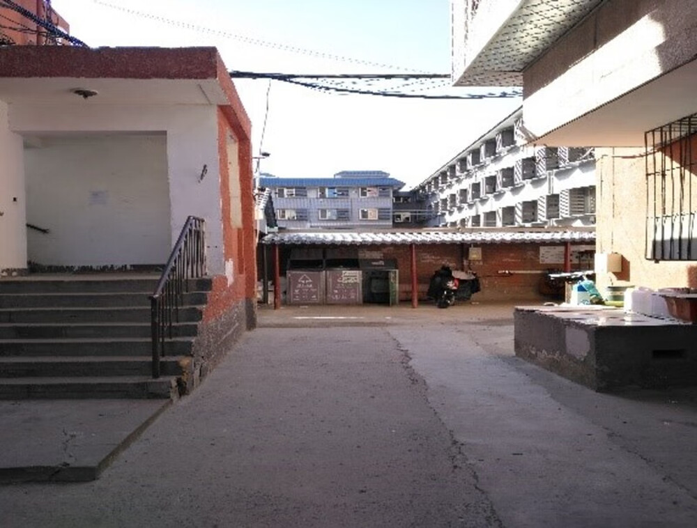 西草园小区西甲4号楼1单元201室