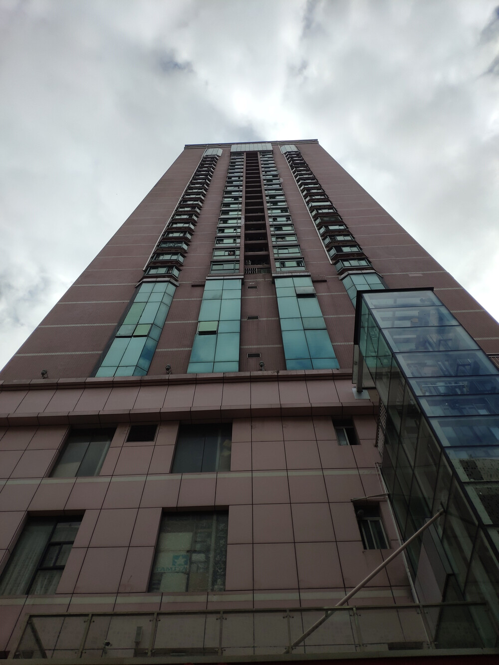深圳市罗湖区东门中路鸿基东港大厦东港中心座1a19