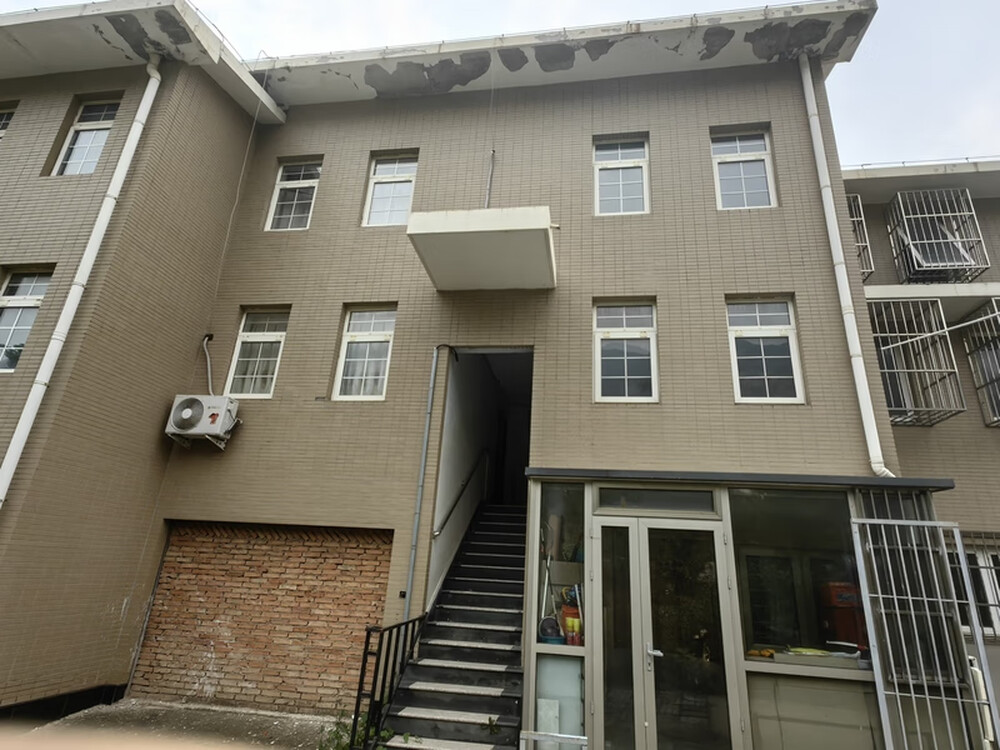 龙聚山庄东区3号楼207室