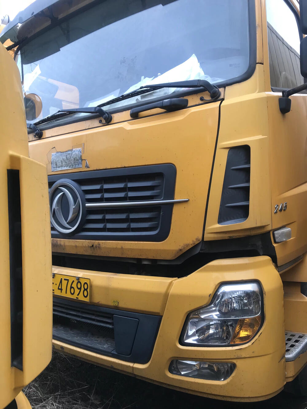 车牌号为赣e47698重型厢式货车一辆