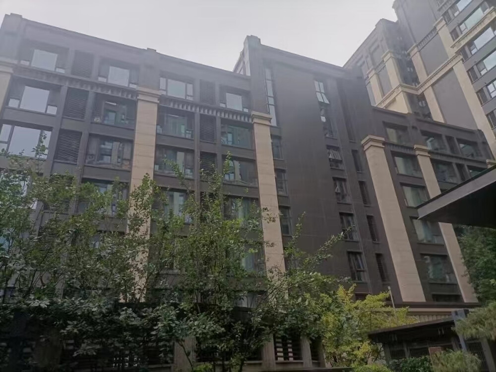 中骏天宸1号楼220室