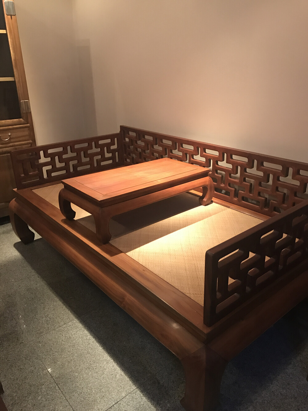 【第一次拍卖】 鼓角膨牙罗汉床一件,材质:坡垒,藤面.