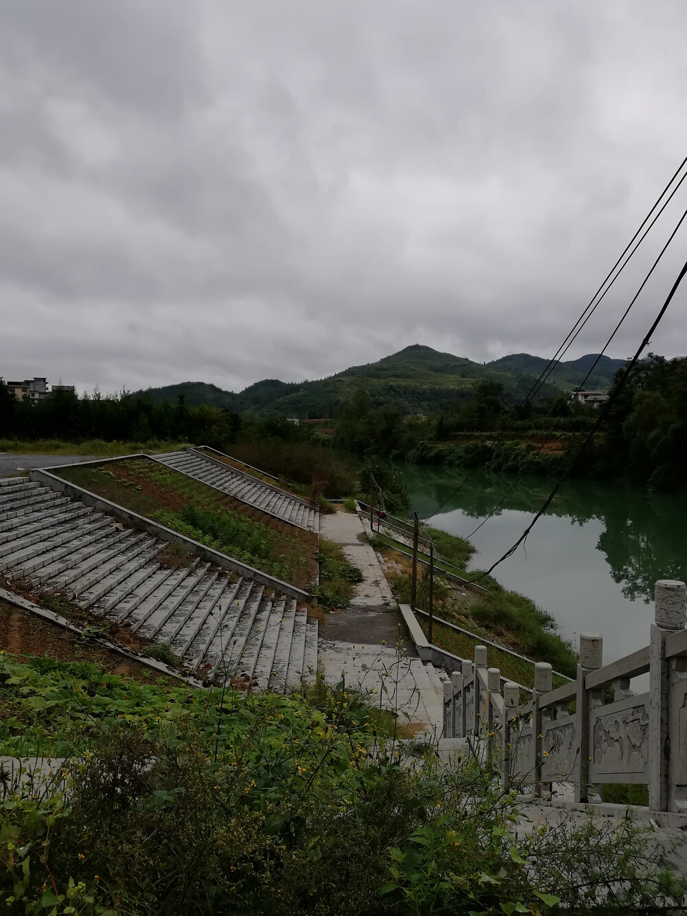 变卖来凤县大河镇江汉大道美化商城156号