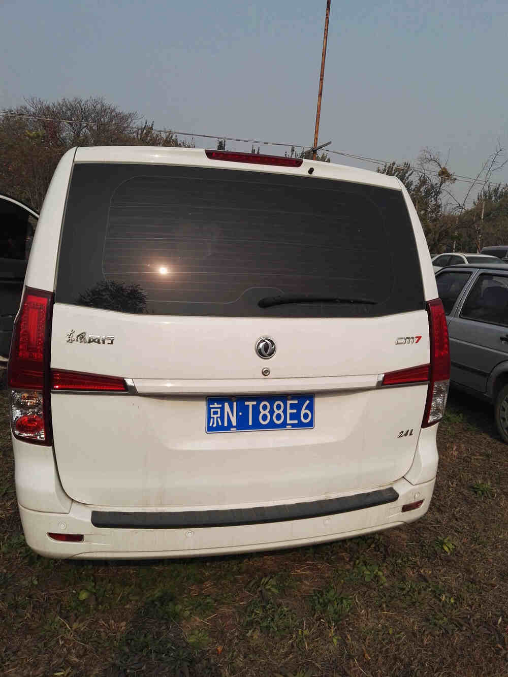 车牌号为京nt88e6的东风牌汽车不带牌