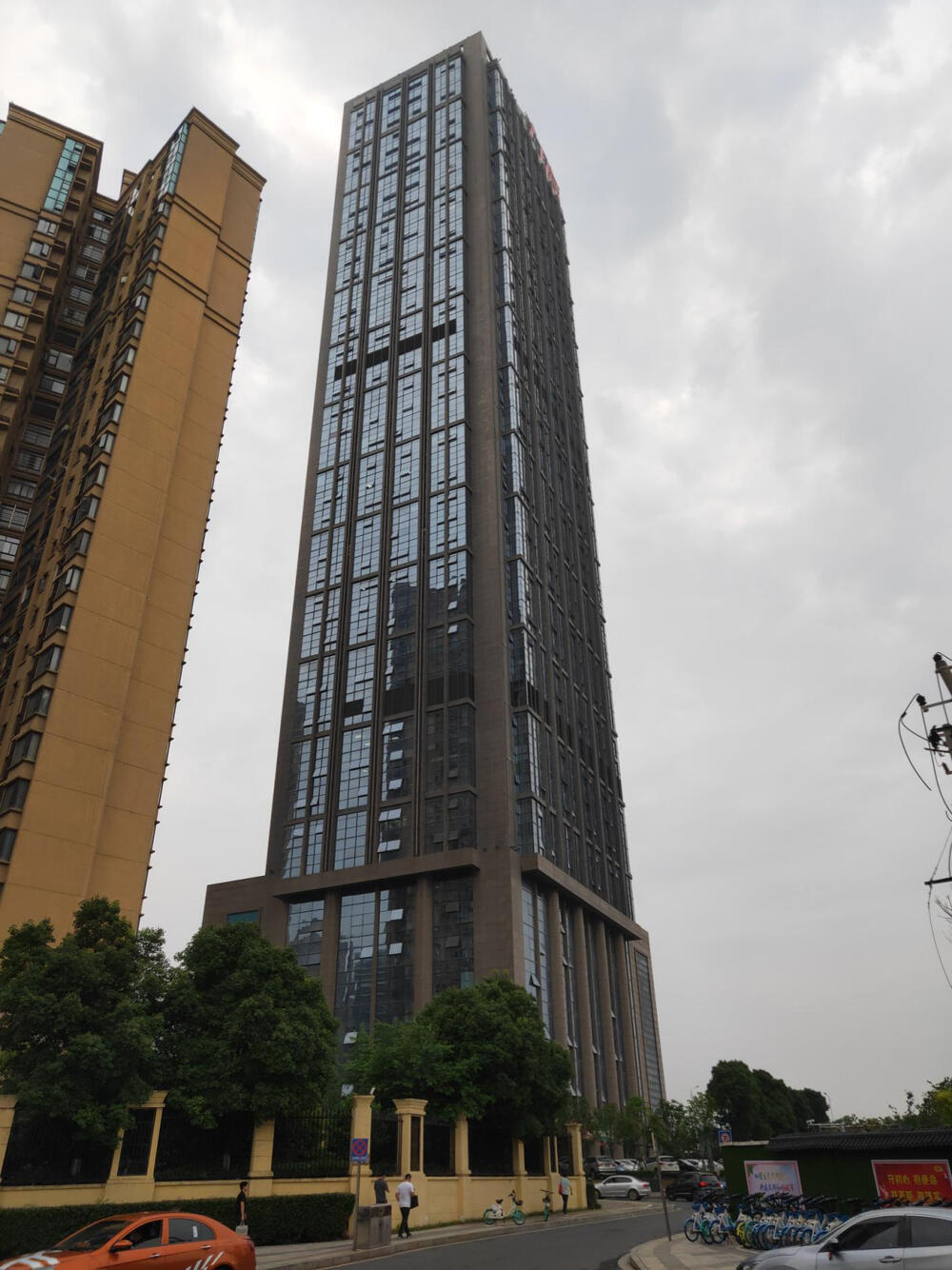 南昌市沿江南大道1299号力高滨江国际花园1#写字楼-304室