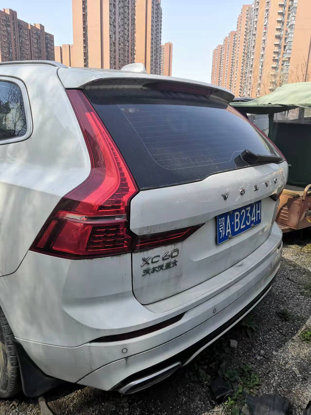 停放于武汉市洪山区交管大队停车场内车牌号为鄂ab234h沃尔沃xc60牌