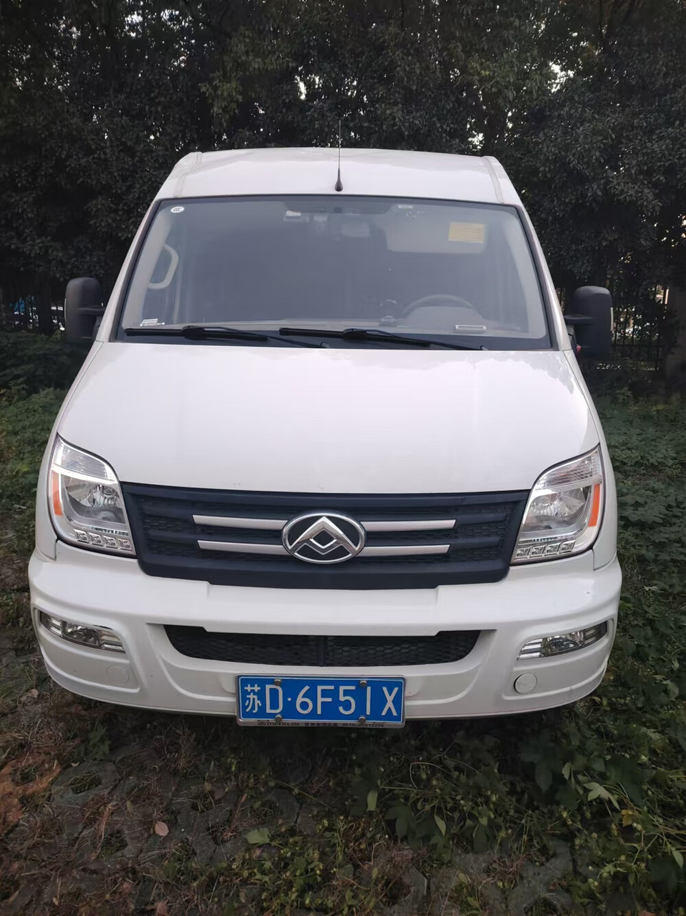 车牌号为苏d6f51x上汽大通牌sh6551a2db小型普通客车一辆