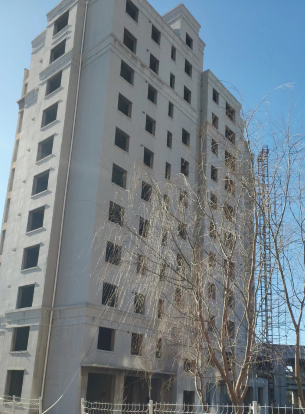 第一次拍卖瓦房店市松树镇东风街107号2单元10层1号