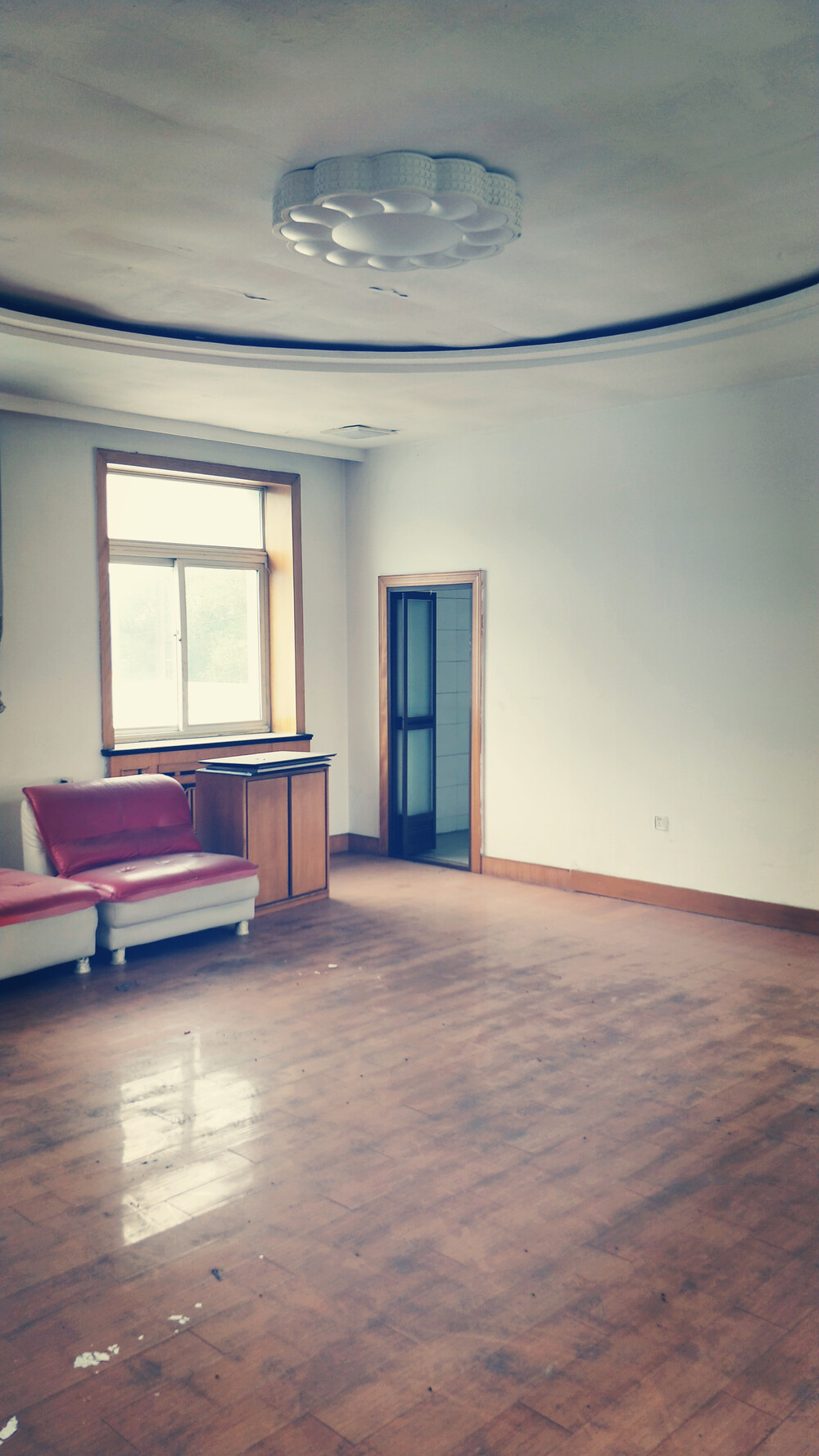 【第一次拍卖】 铁岭县平顶堡镇建设村一座办公楼和三套无证房屋及