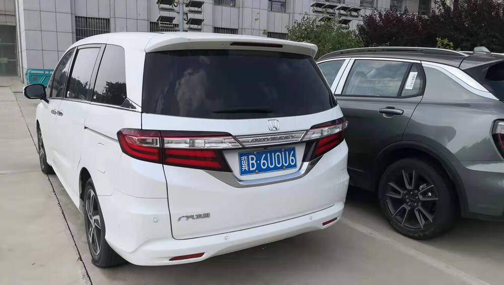 车牌号为冀b6u0u6的奥德赛牌小型普通客车