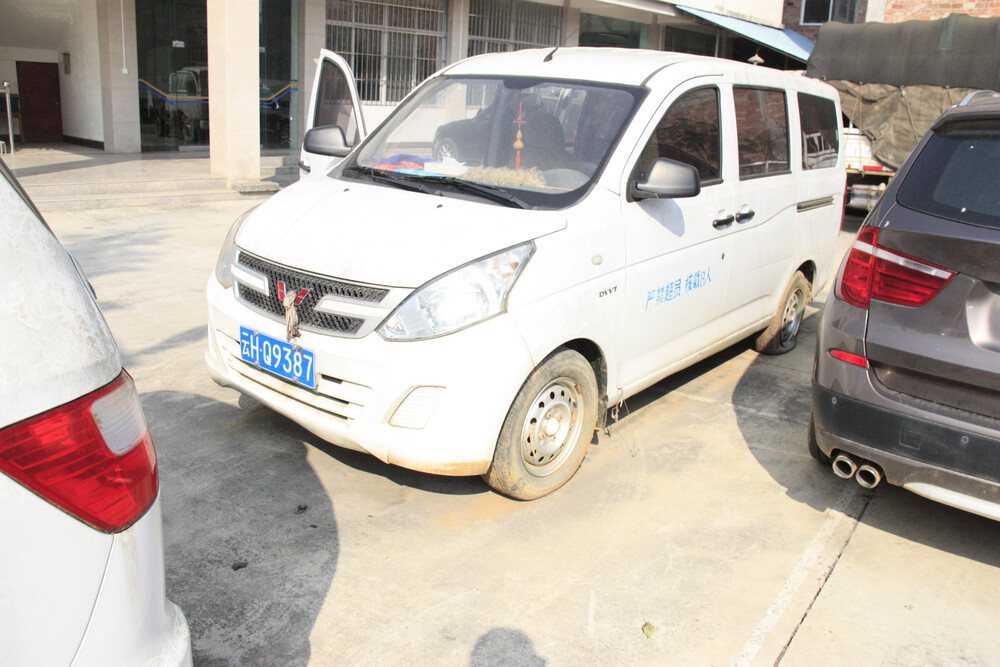       五菱荣光v微型面包车(车牌