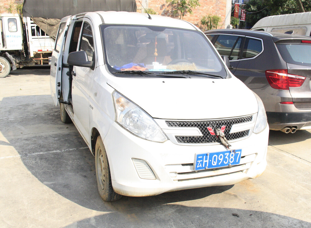       五菱荣光v微型面包车(车牌