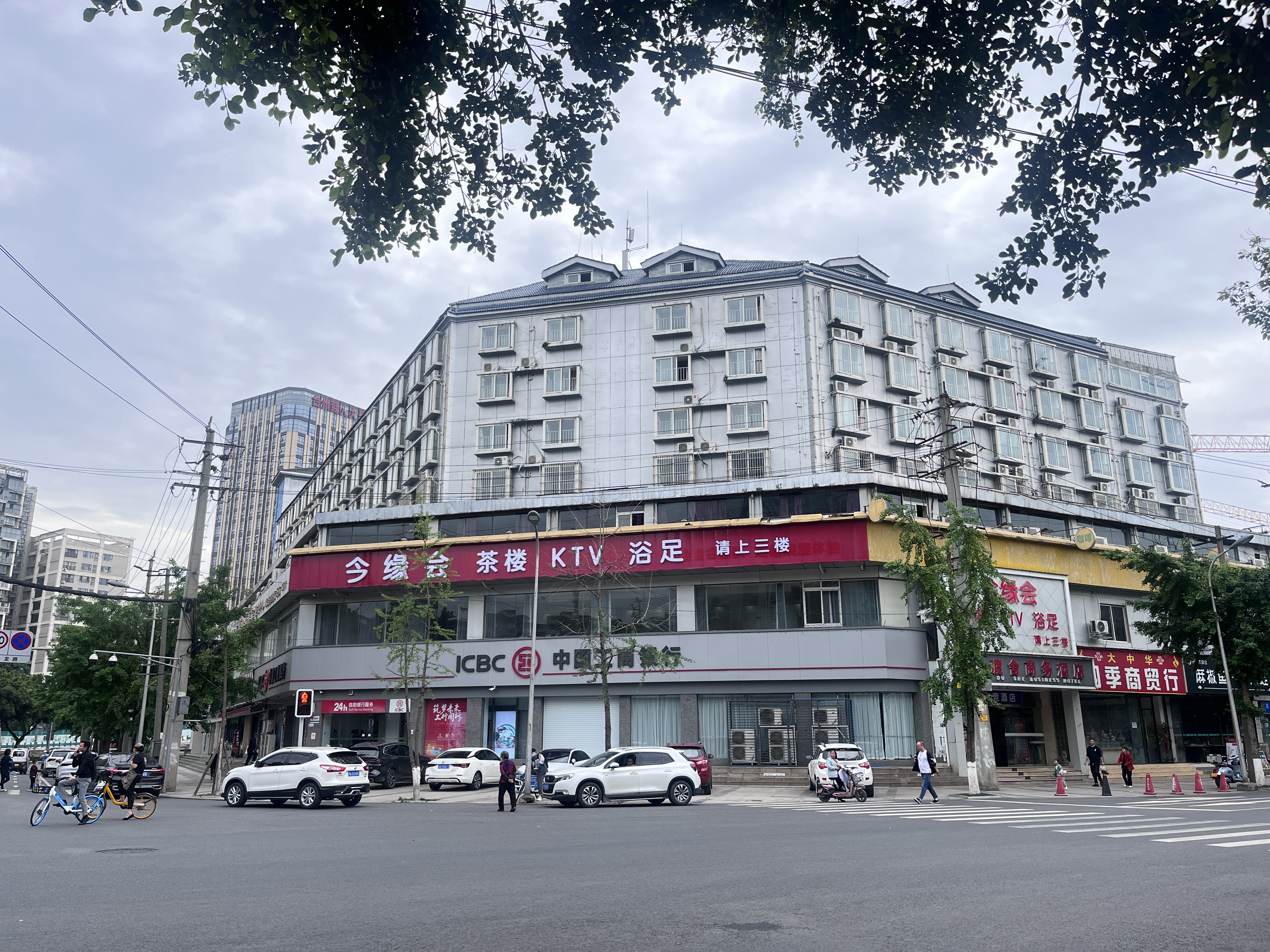 百货商贸公司行业动态：商业创新与挑战