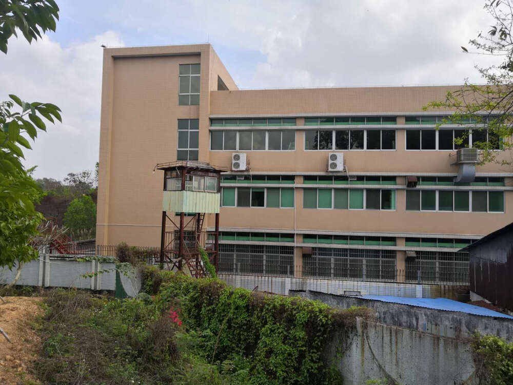 东莞市东城区牛山村莞长路牛山工业区厂房,办公楼,宿舍等地上建筑物及