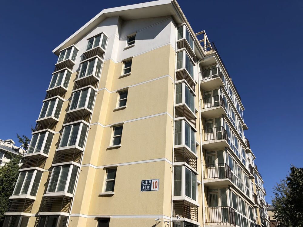 北京市房山区窦店镇汇丰街3号院10号楼4层1单元402号房屋