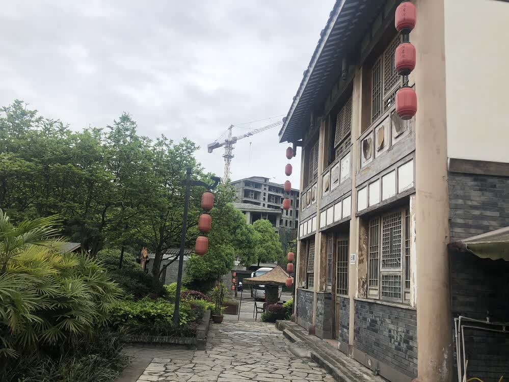 峨眉山市胜利镇秀湖大道西段231号3幢(现4b幢)5号,10号,11号商业用房