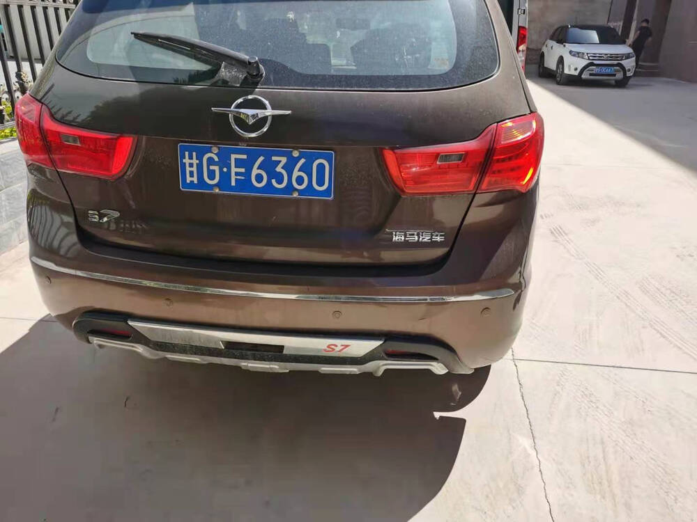 车牌号为甘gf6360的海马牌小型轿车